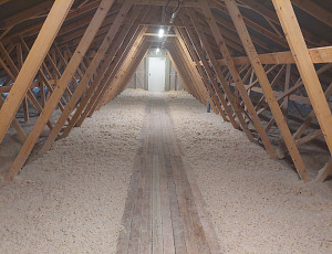 Zateplení stropu dětské léčebny pomocí foukané izolace